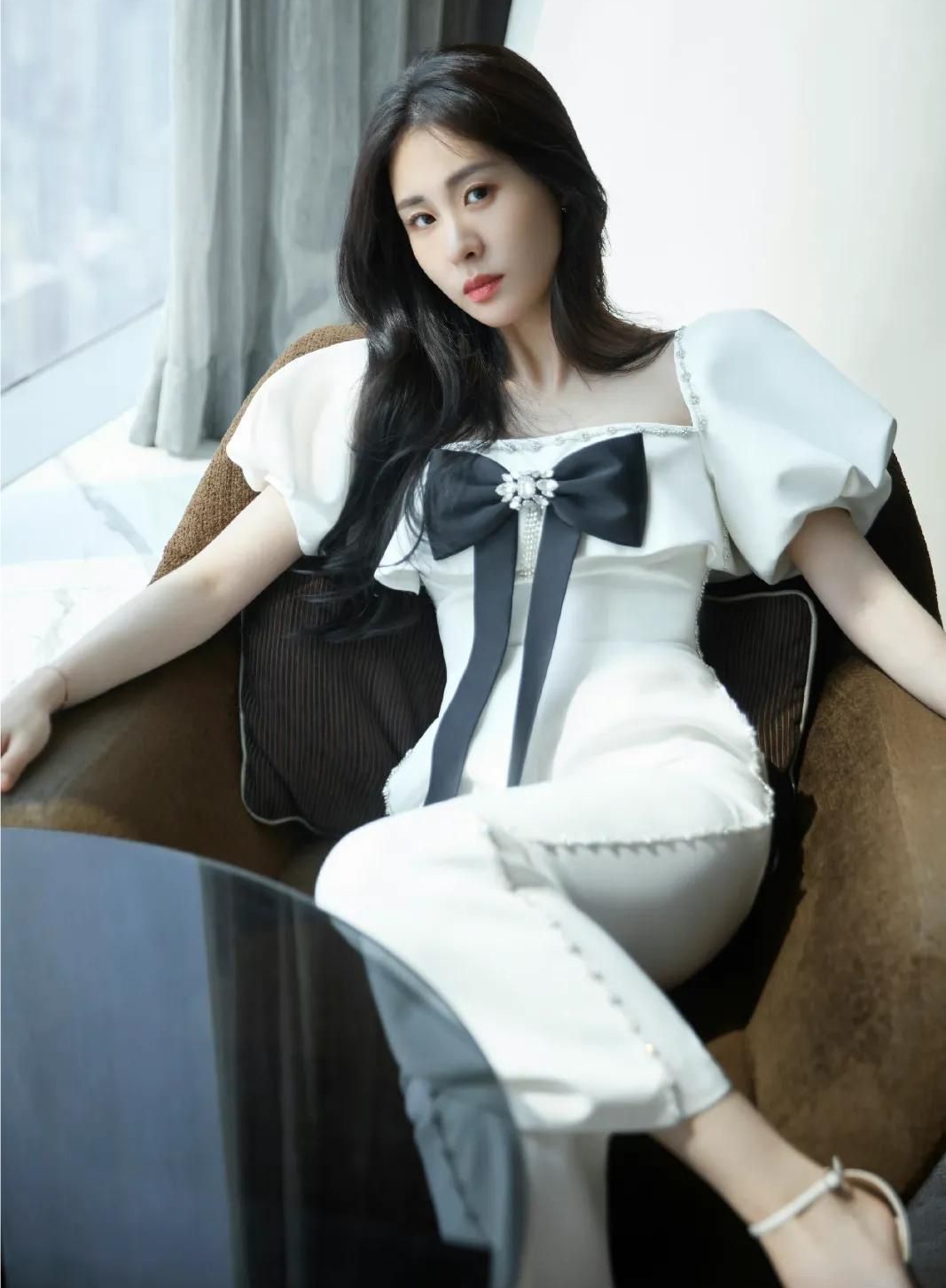 青春靓丽的张碧晨肤白貌美美艳动人