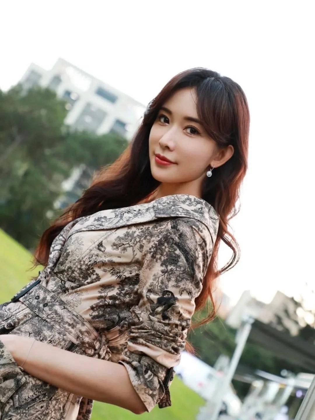 林志玲身姿窈窕俏丽写真时尚俏丽