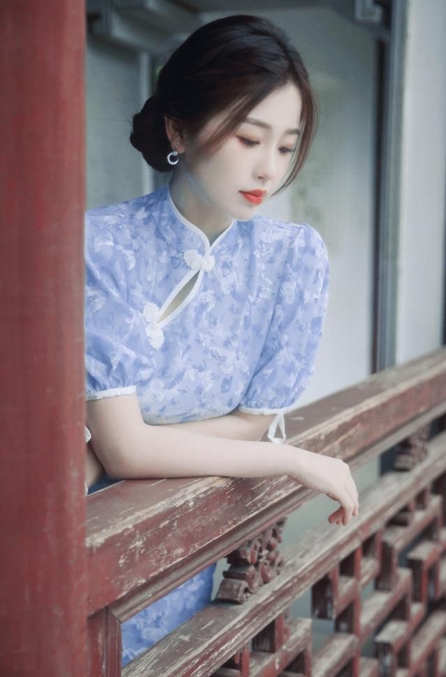 虞书欣穿古典淡蓝旗袍魅力大气