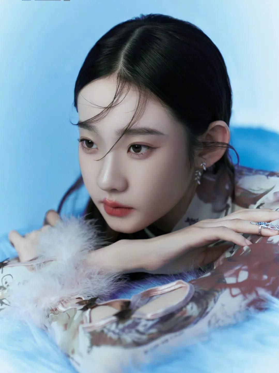 张艺凡清冷感国风大片,清新灵动,明艳动人!