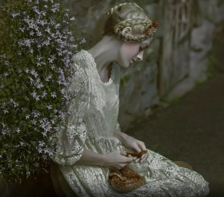 华丽至极,她的作品有着 浓浓的古典主义绘画的画面感