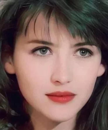 苏菲玛索:身姿卓越,风情万种,惊艳迷人!__财经头条