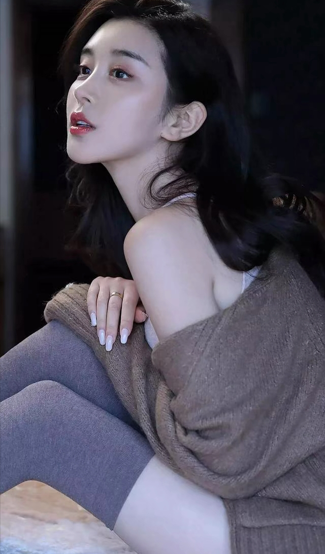 周子然粉嫩佳人明艳写真,楚楚动人!__财经头条