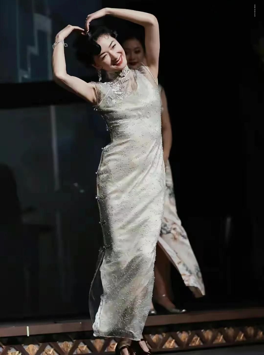 万茜旗袍造型好漂亮优雅迷人