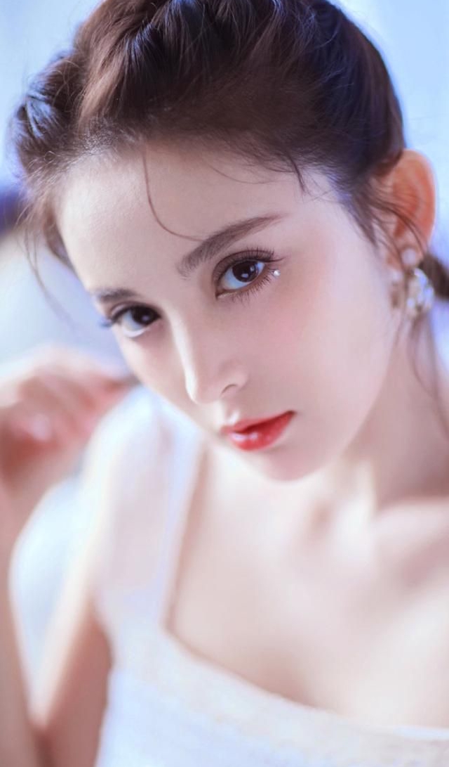 古力娜扎时尚大片,清纯可人!__财经头条