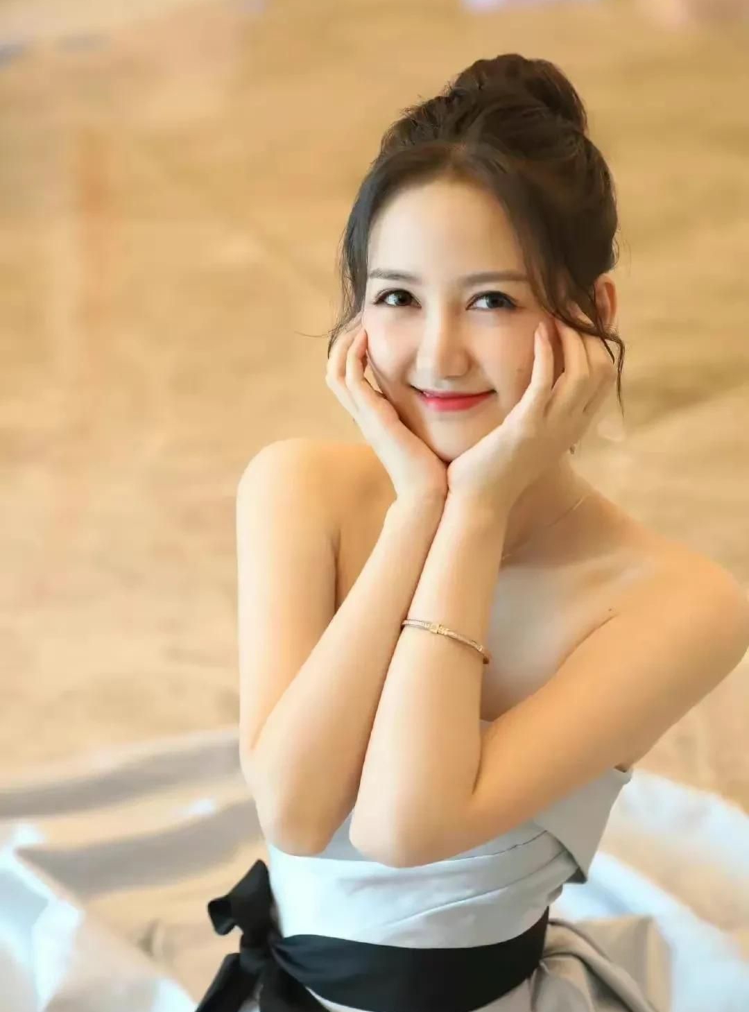 马萱:笑容甜美,美艳动人!__财经头条