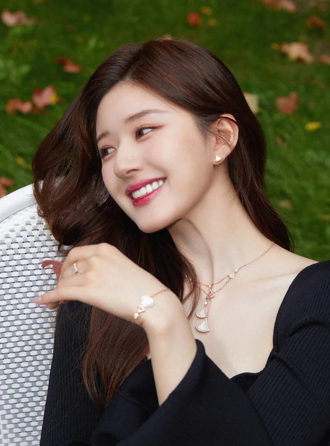 赵露思黑色镂空连衣裙美照,优雅俏丽,美艳动人!_高清图集_新浪网