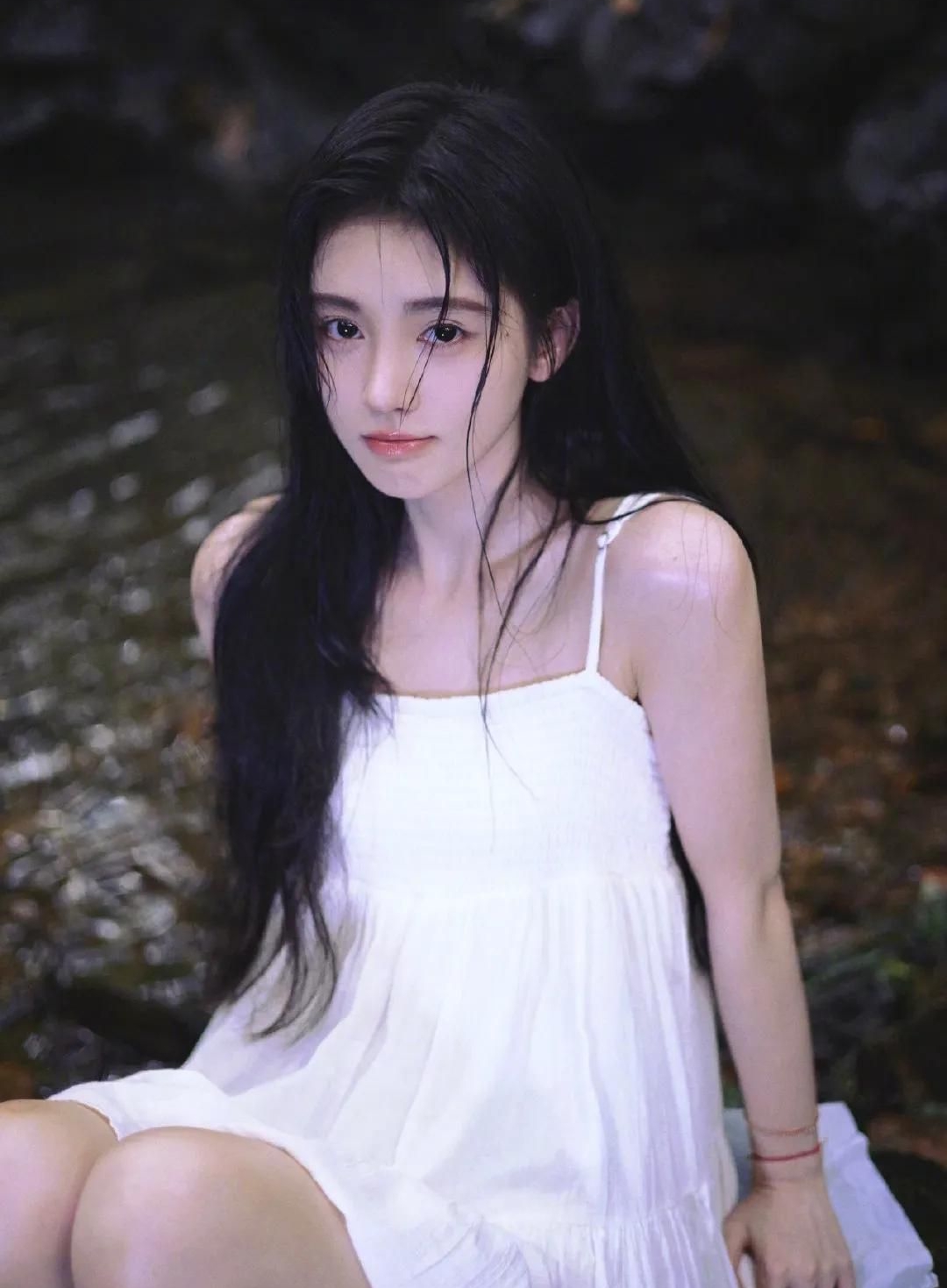 鞠婧祎一袭白色吊带裙,清纯甜美,楚楚动人!