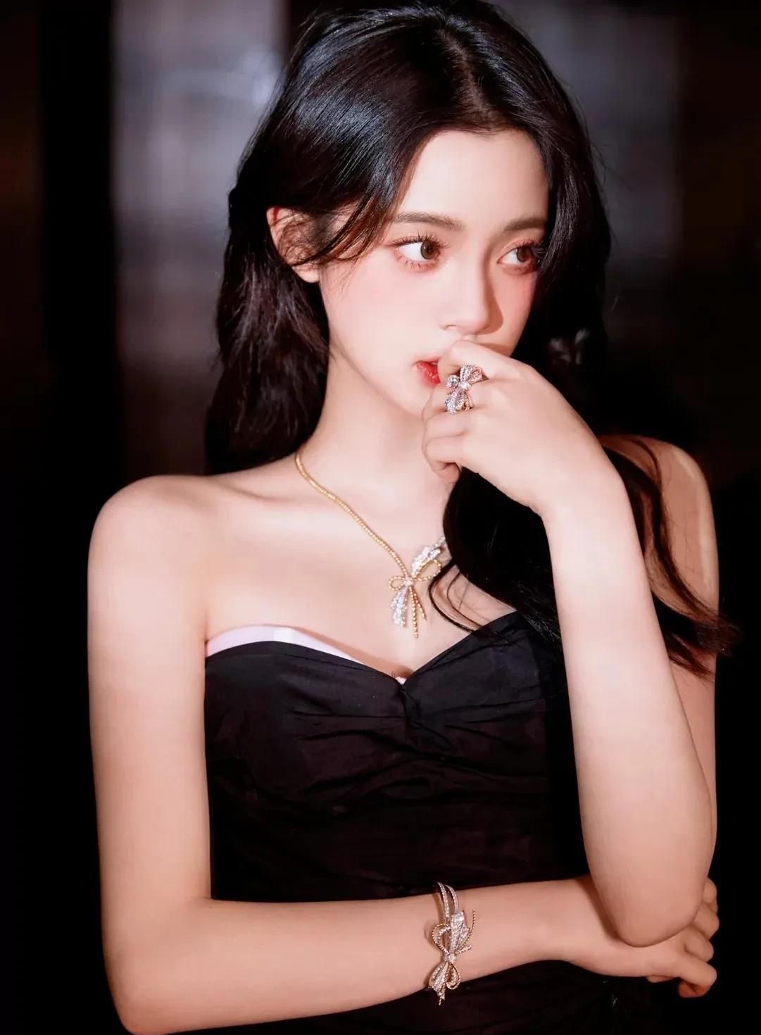 欧阳娜娜婀娜多姿优雅写真惊艳迷人