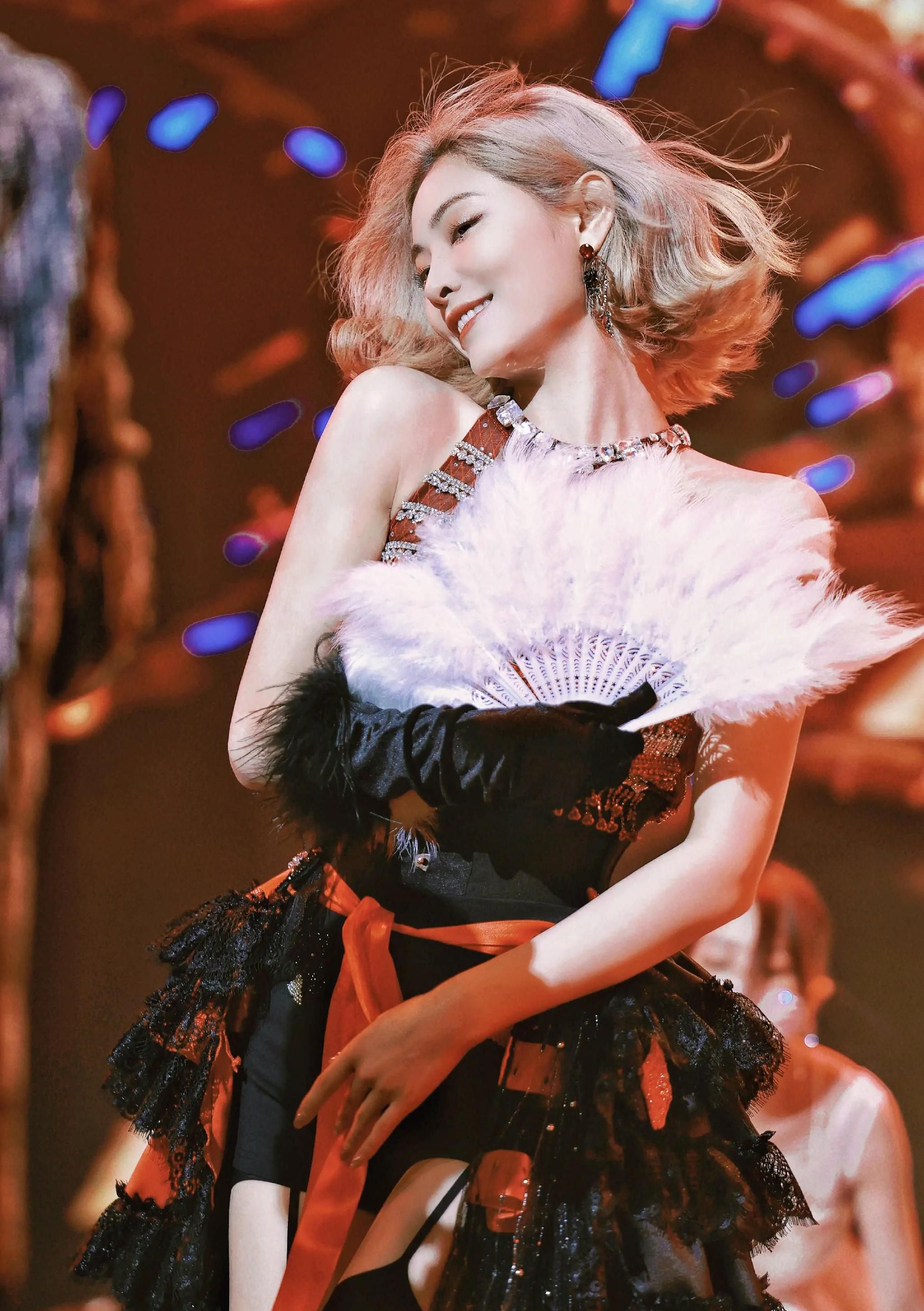 许佳琪舞台火辣热舞美照,吊带丝袜美腿,美艳动人!