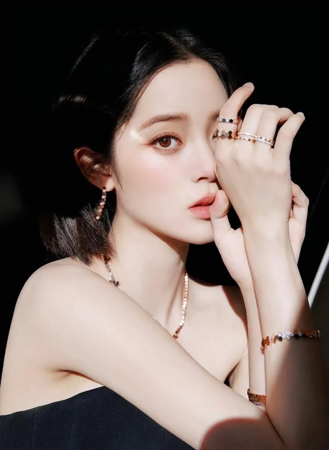 欧阳娜娜婀娜多姿优雅写真惊艳迷人