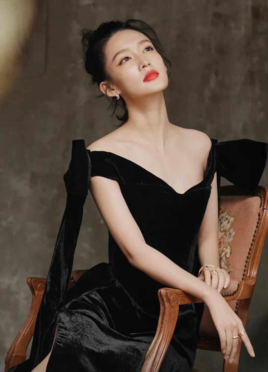 李沁红唇黑裙美照高贵冷艳美艳动人