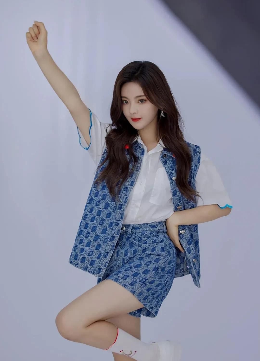 杨超越明眸善睐俏丽写真,可爱迷人!__财经头条