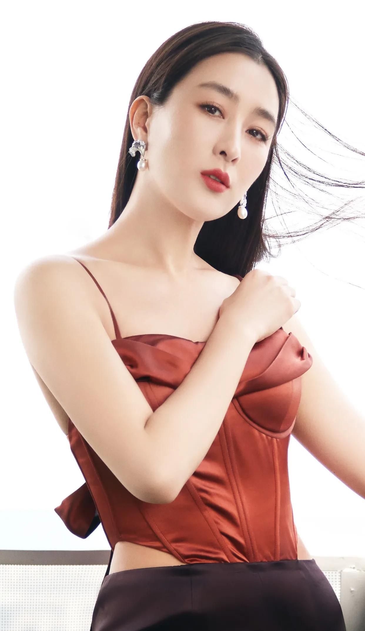 马苏:明艳动人,吊带长礼服美艳写真!_高清图集_新浪网