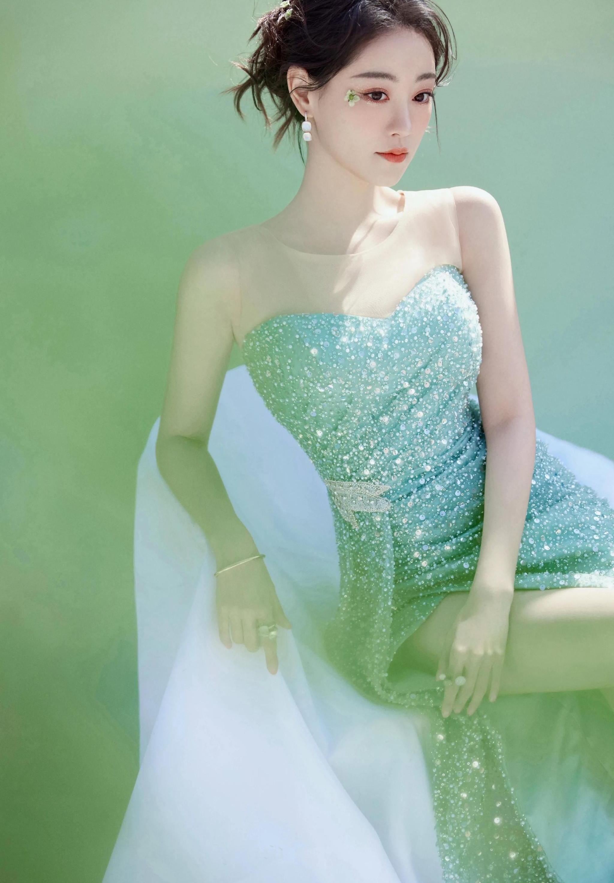 祝绪丹身着薄荷绿亮片长裙,娇艳如花,时尚魅力!__财经头条