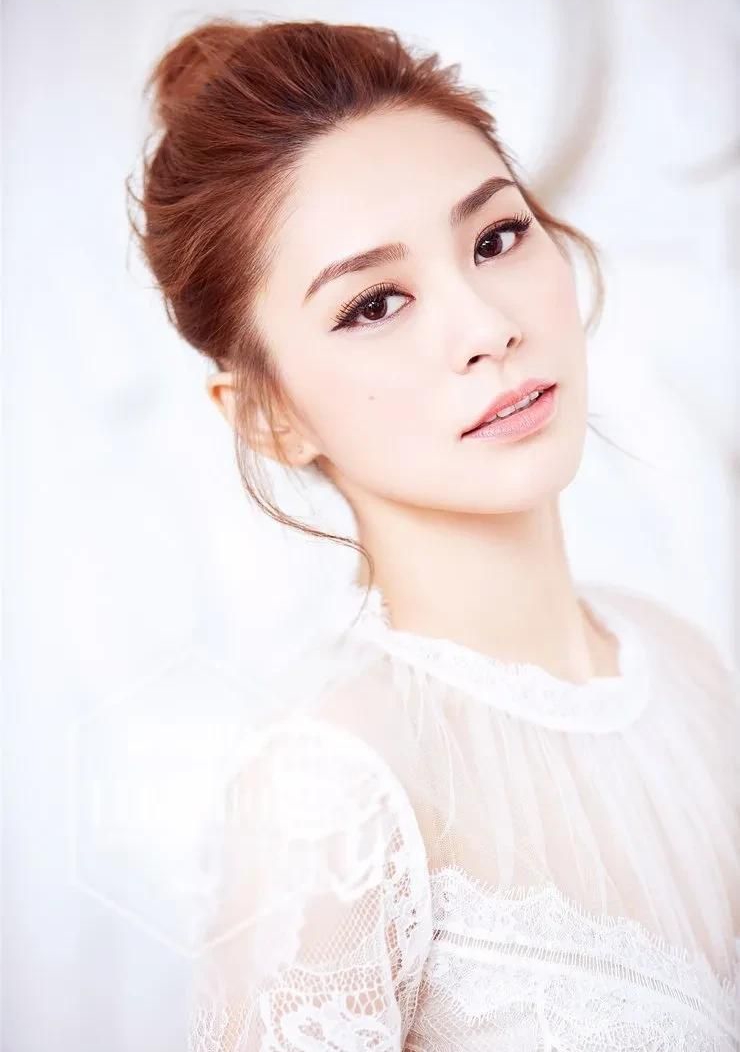 气质女神钟欣潼，楚楚动人！__财经头条