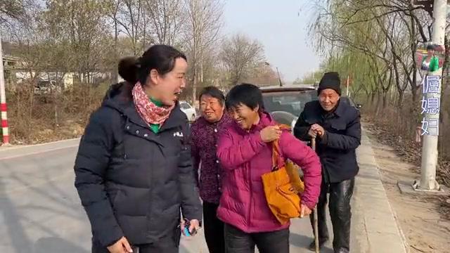 倔媳妇赶会给爷爷买衣服,不忘给单身老舅买一件,让老舅过个暖冬