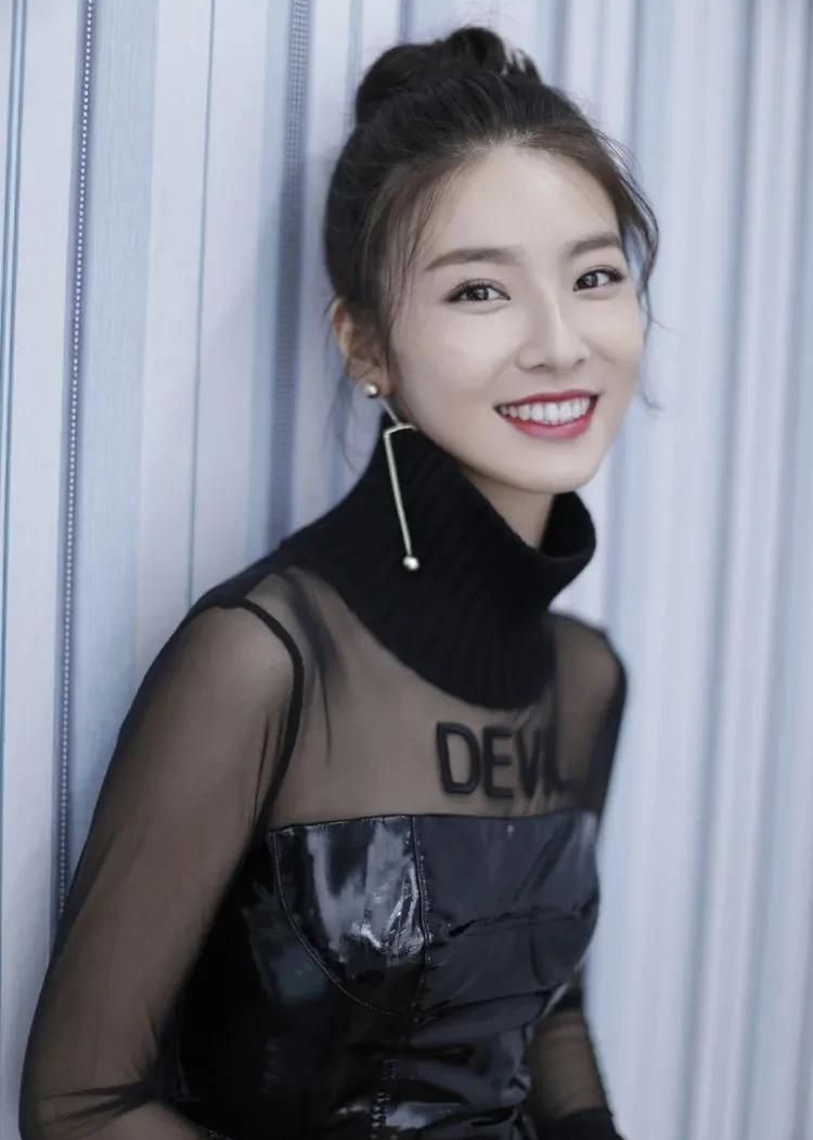 马春瑞:惊艳迷人,绝色佳人唯美写真!__财经头条