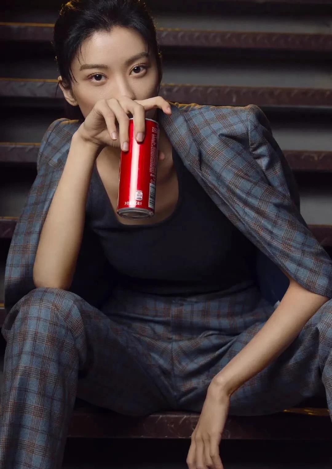 童苡萱高清魅力写真,婀娜动人!__财经头条