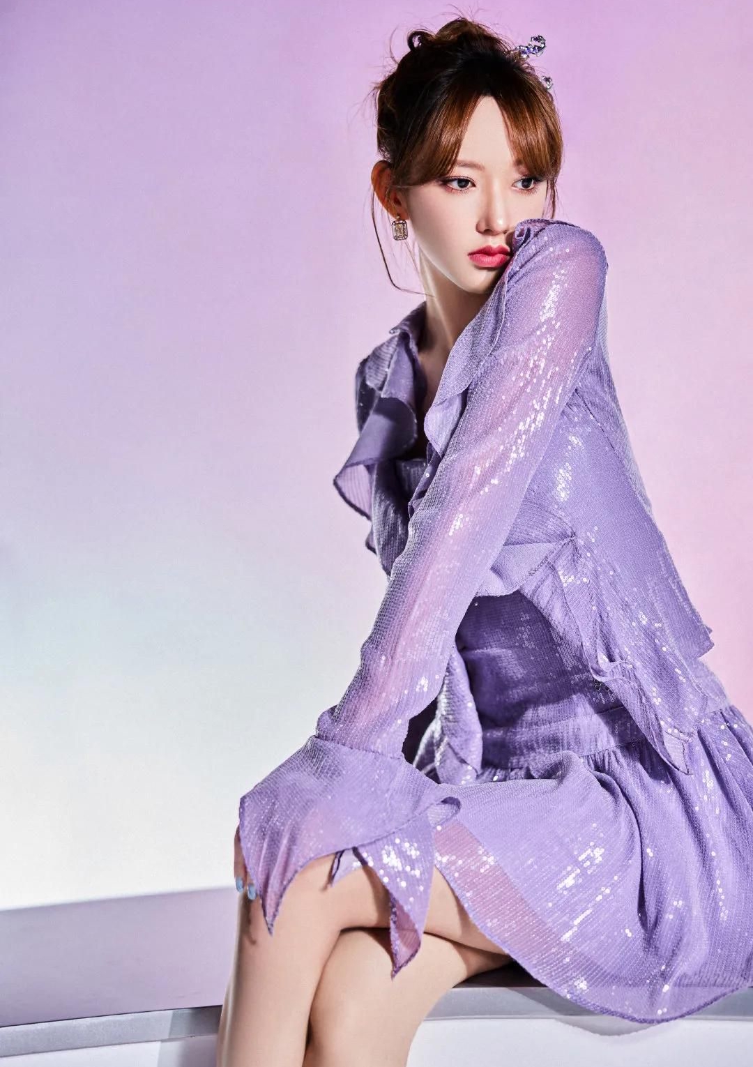 程潇清纯美照,紫色礼服搭配高跟鞋,梦幻朦胧的美,优雅迷人!