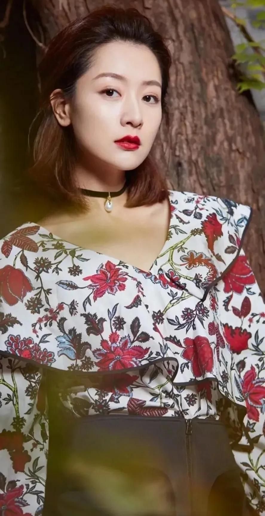 白冰端庄优雅娴静写真,优雅迷人!__财经头条