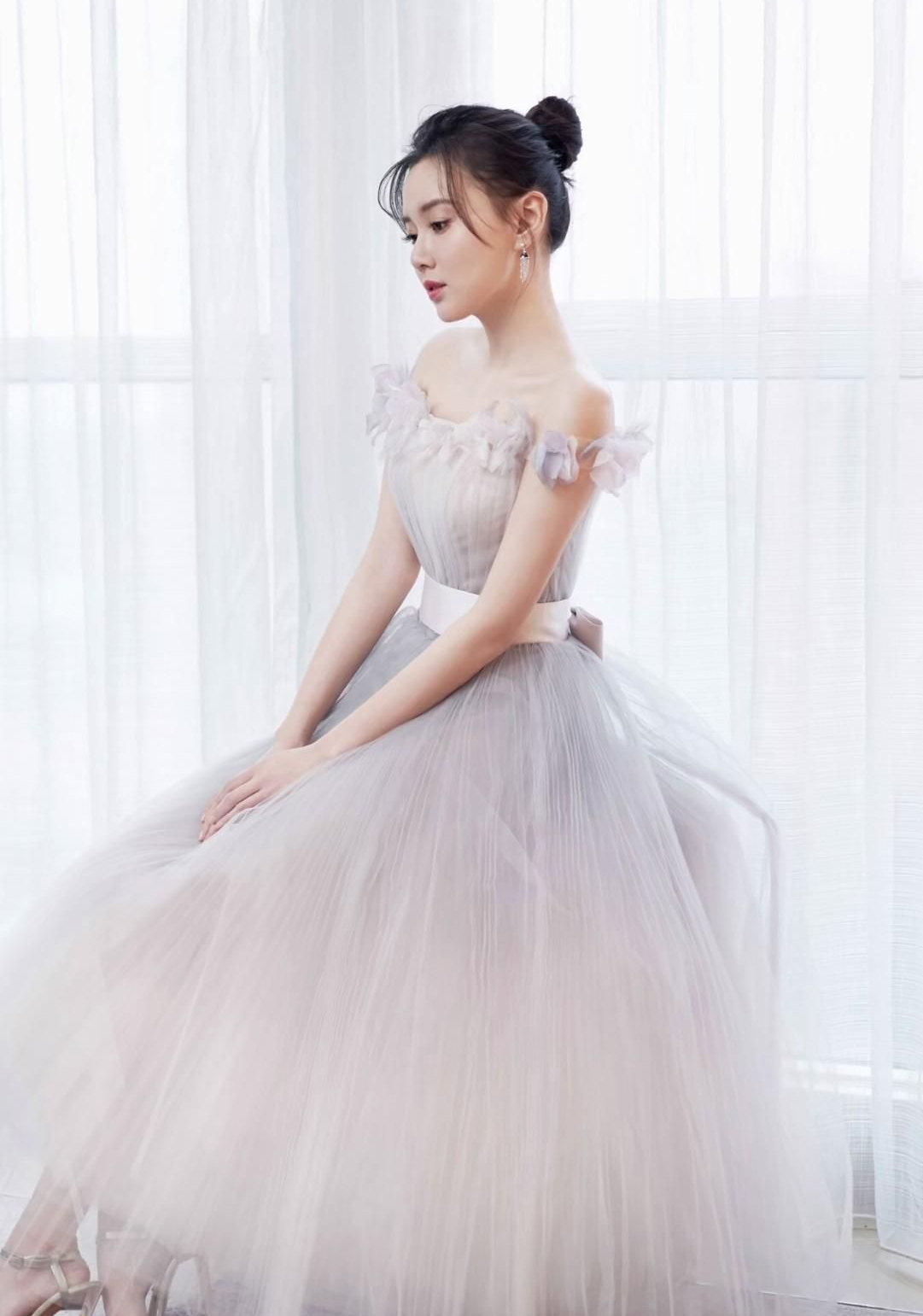 江铠同高清淡雅写真,娇艳可人!__财经头条