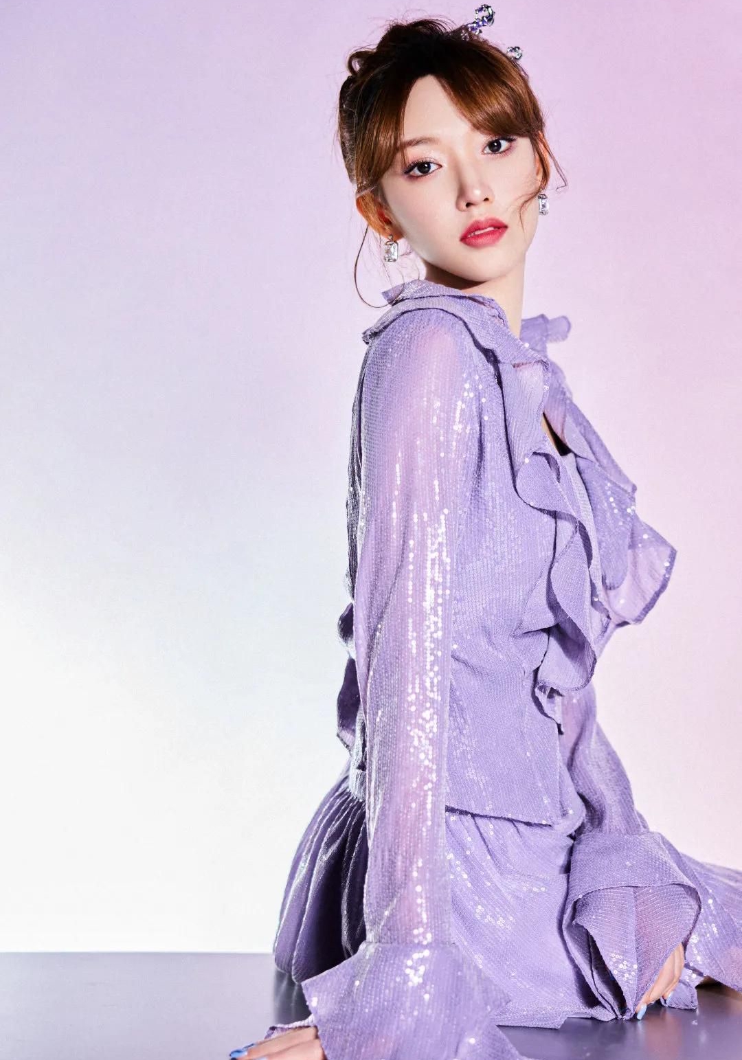 程潇清纯美照紫色礼服搭配高跟鞋梦幻朦胧的美楚楚动人