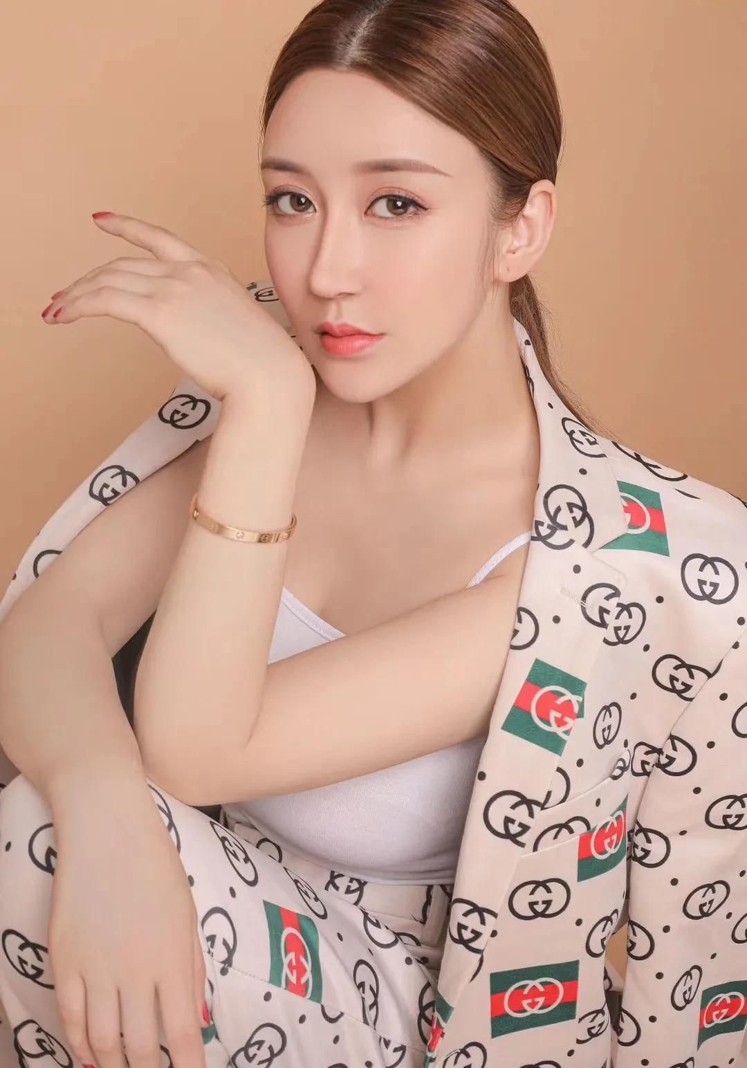 姜彦希:身材窈窕,优雅迷人!__财经头条