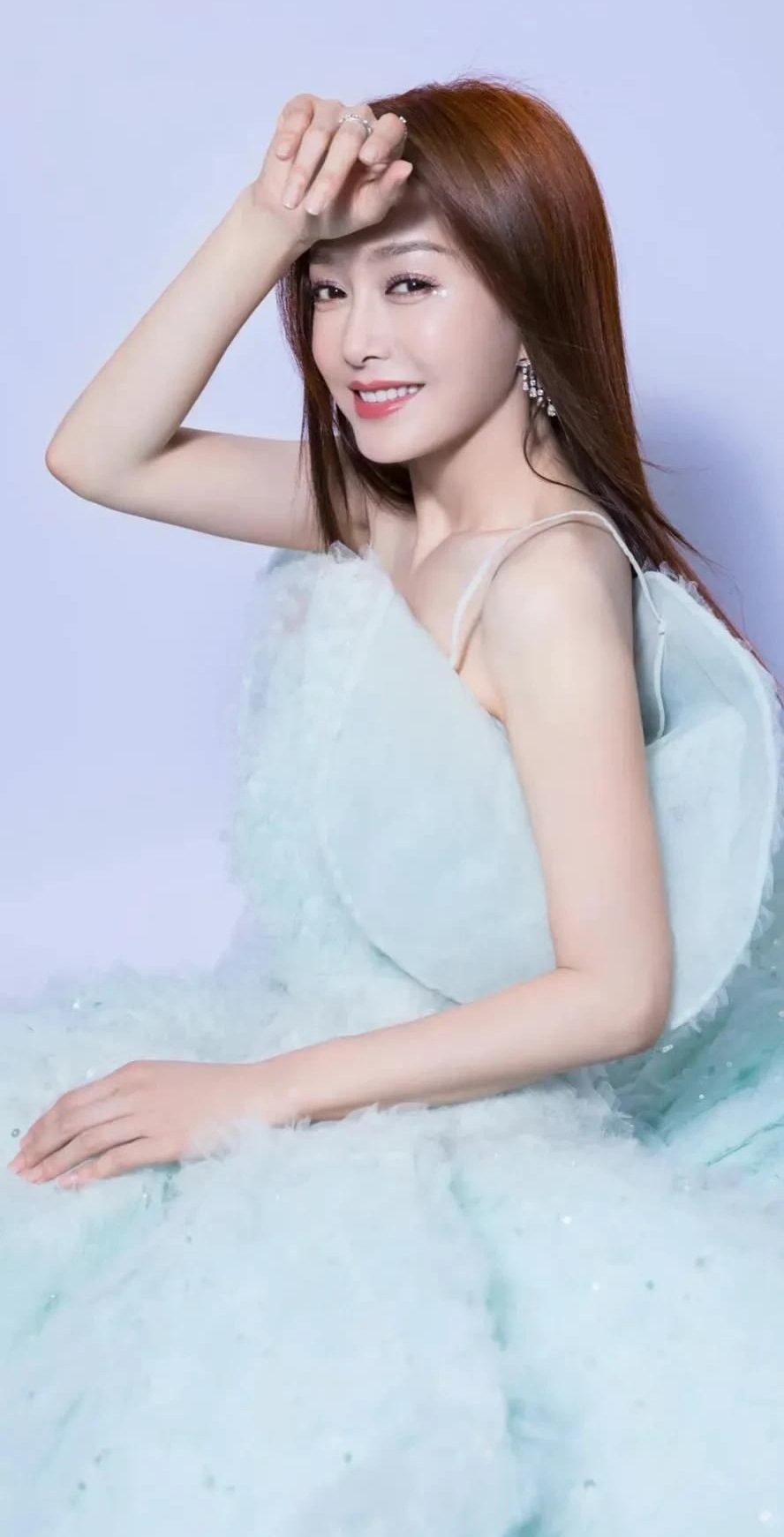 秦岚曼妙多姿俏丽写真,楚楚动人!__财经头条