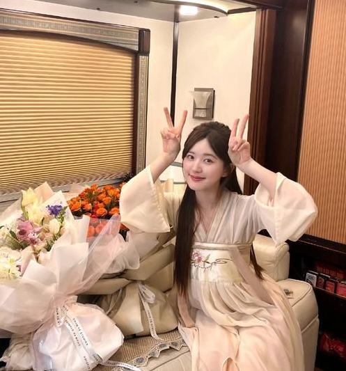 赵露思穿汉服乘小船游湖,温婉动人!_高清图集_新浪网