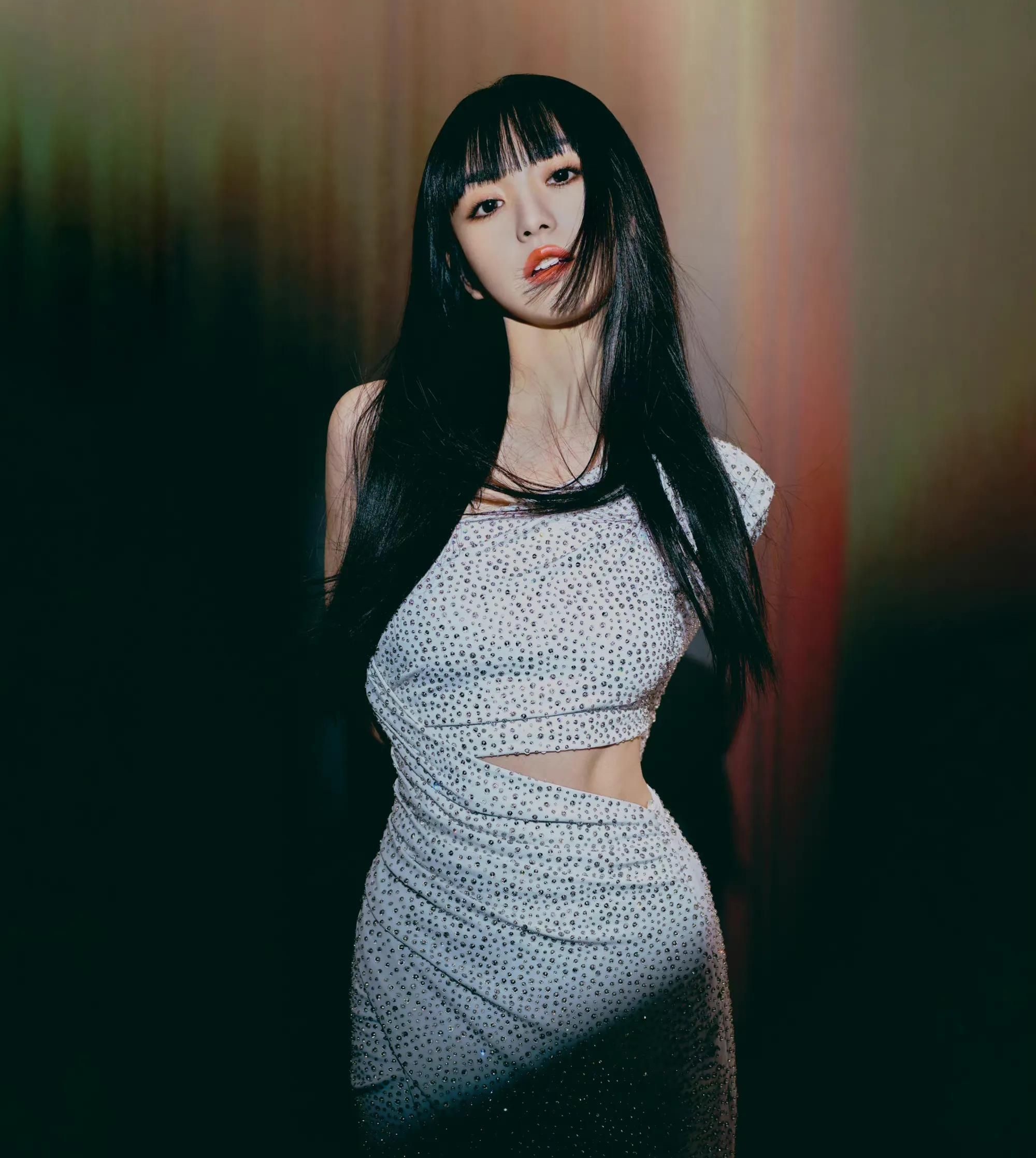 田曦薇红发吊带羽毛裙又甜又辣,酷飒十足,美艳动人!_高清图集_新浪网