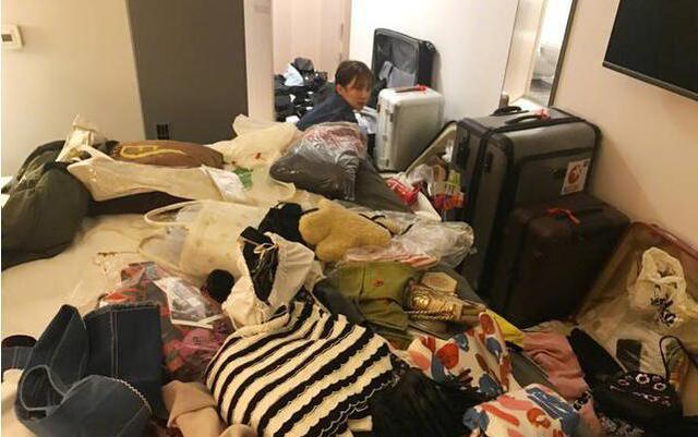 收拾行李是女明星必修课?金晨家豪宅再大,却被这满地衣物毁了!