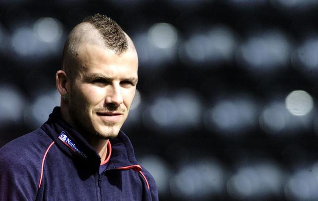 完美的男人也有失手时,贝克汉姆在2002年突然以mohawk(莫西干)发型示