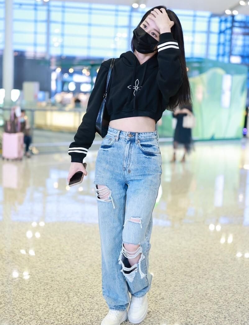 颖儿身着黑色连衣帽短衫,破洞牛仔裤,活泼可爱!__财经头条