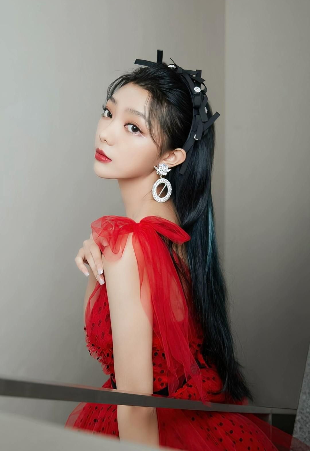 李紫婷粉嫩佳人明艳写真,娇俏可人!__财经头条