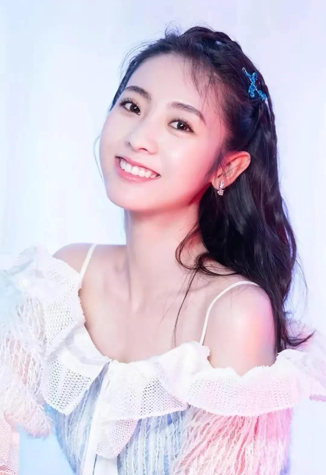刑菲：楚楚动人，娇俏又妩媚的写真！__财经头条