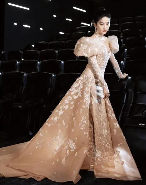 刘亦菲金色刺绣抹胸长裙, 高贵冷艳,复古优雅!_高清图集_新浪网