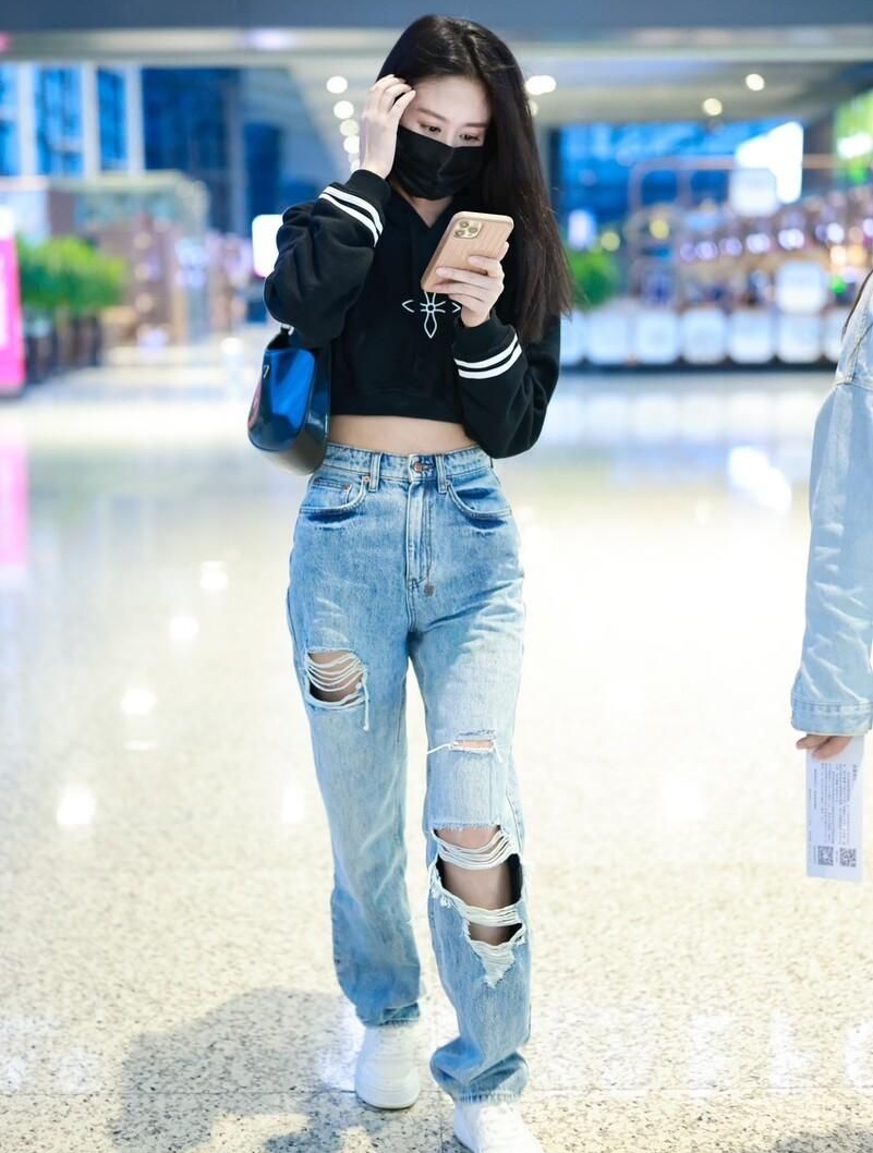 颖儿身着黑色连衣帽短衫,破洞牛仔裤,青春靓丽!_高清图集_新浪网