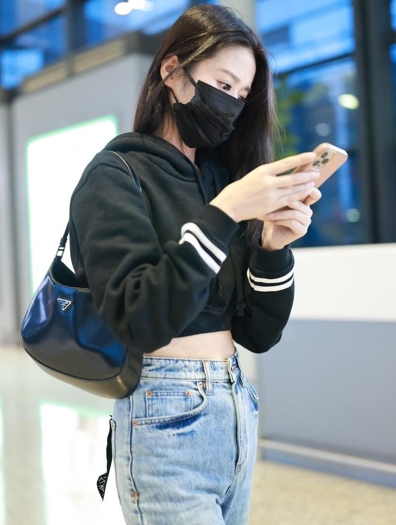 颖儿身着黑色连衣帽短衫,破洞牛仔裤,活泼可爱!__财经头条