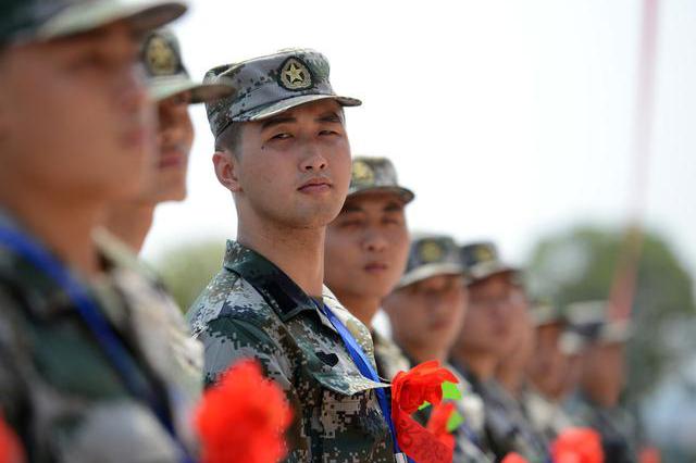 为了孩子当兵的事,父母操碎了心,定向培养直招士官,是一条出路|士官|部队|武警_新浪新闻