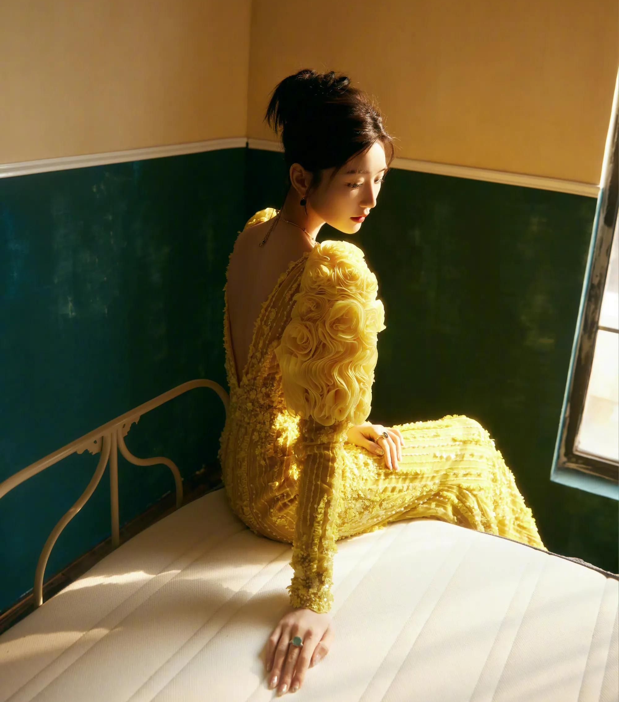 关晓彤一袭露背长裙,明亮华贵,优雅迷人!_高清图集_新浪网