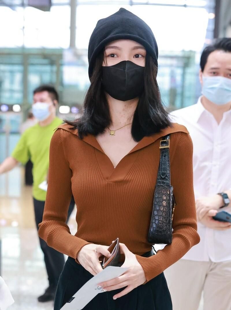 陈卓璇身穿橘色polo衫搭阔腿裤戴清纯可人