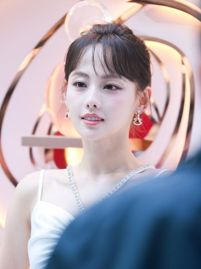 张嘉倪一袭白色镂空吊带裙,皮肤白皙,美艳可人!__财经头条