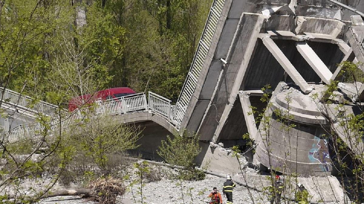 意大利一大桥坍塌断成数节 此前出现裂痕时 官员否认有安全隐患