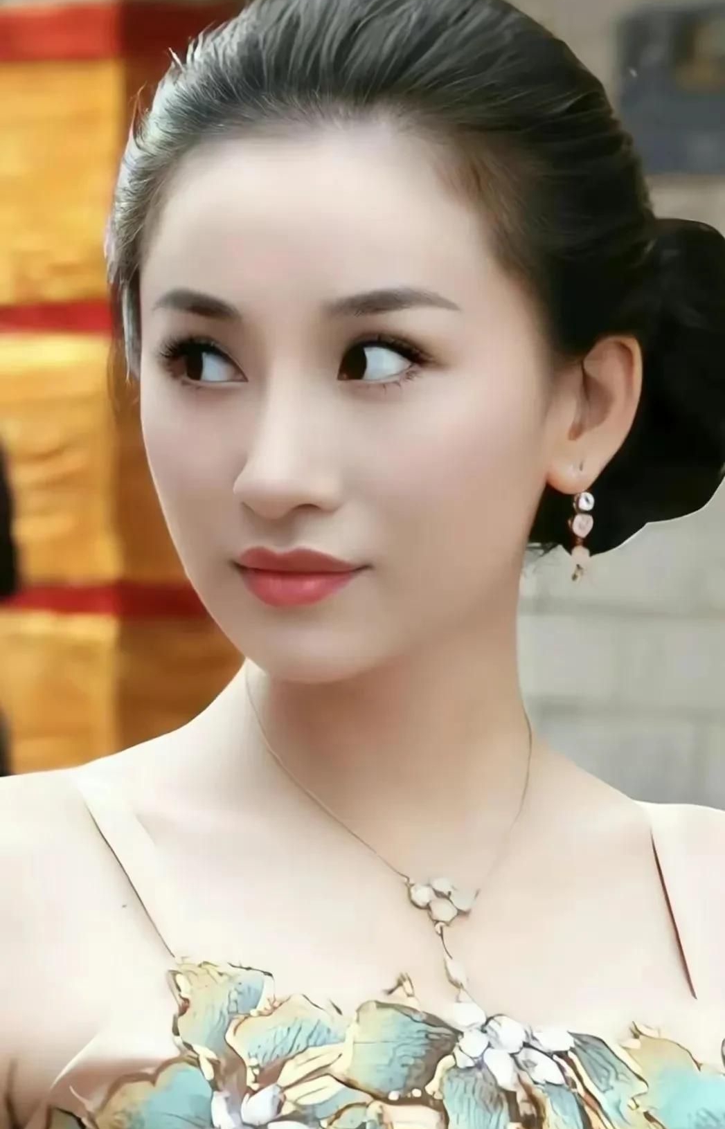 精致优雅的朱子岩,时尚俏丽,尽显迷人身姿!_高清图集_新浪网