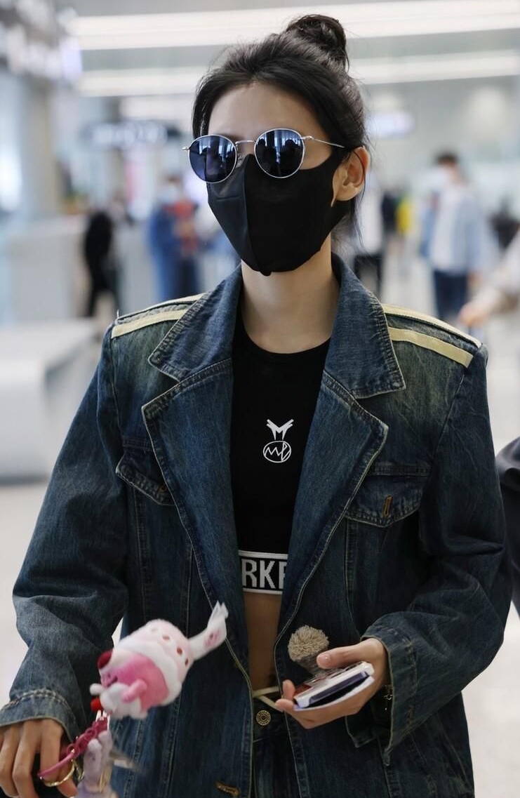 张予曦现身机场牛仔服露小蛮腰楚楚动人