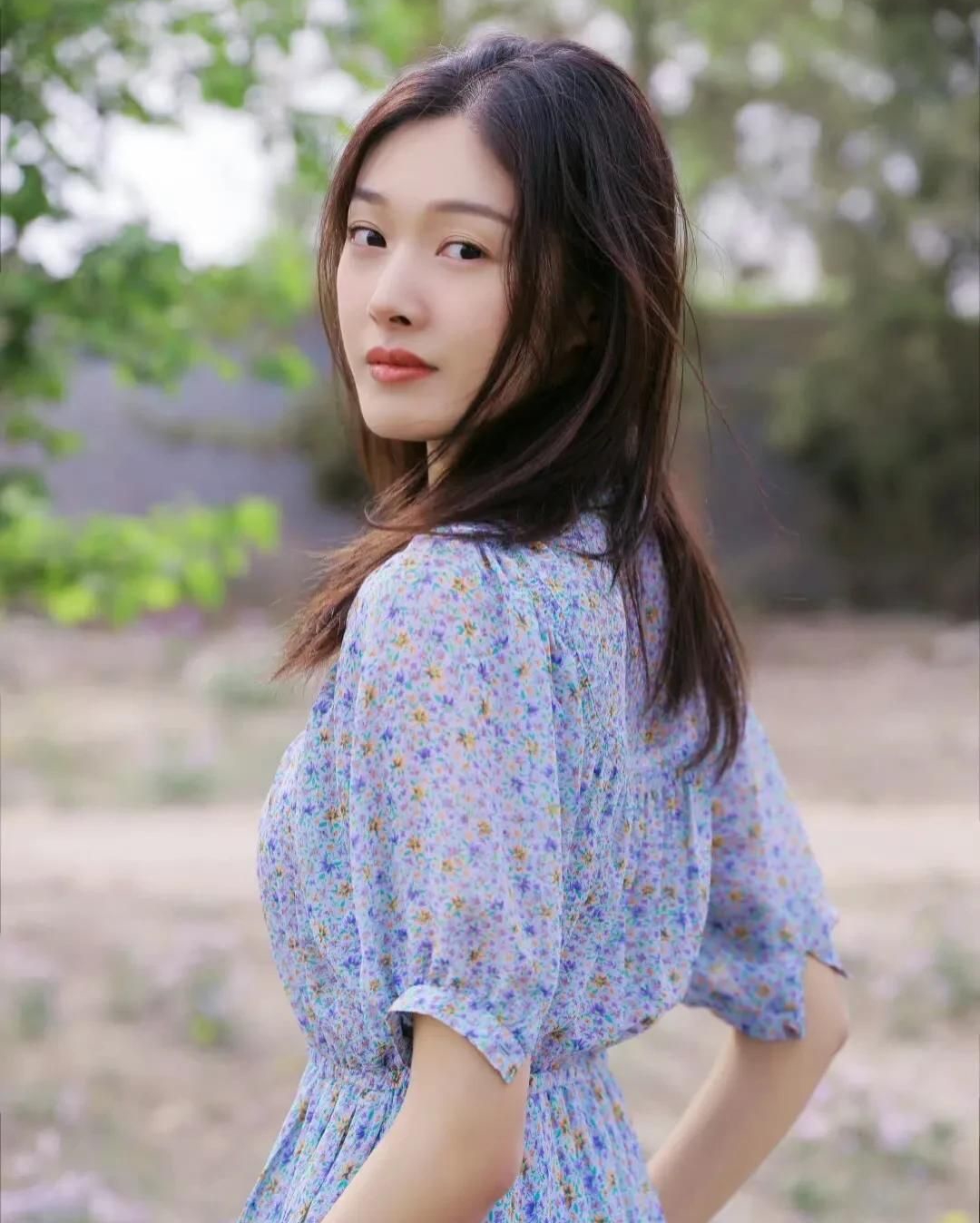 王双高清淡雅时尚写真,娇俏可人!__财经头条