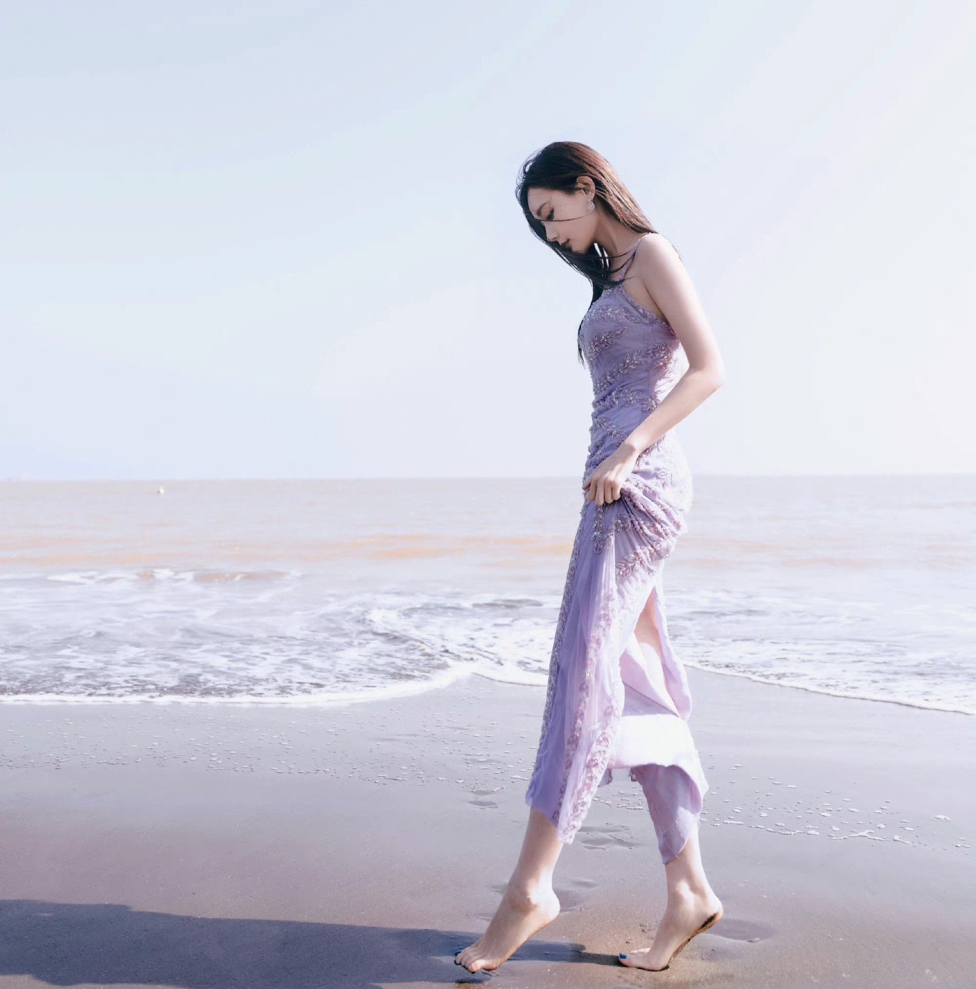 李一桐海边写真,紫色吊带露背连衣长裙,楚楚动人!__财经头条