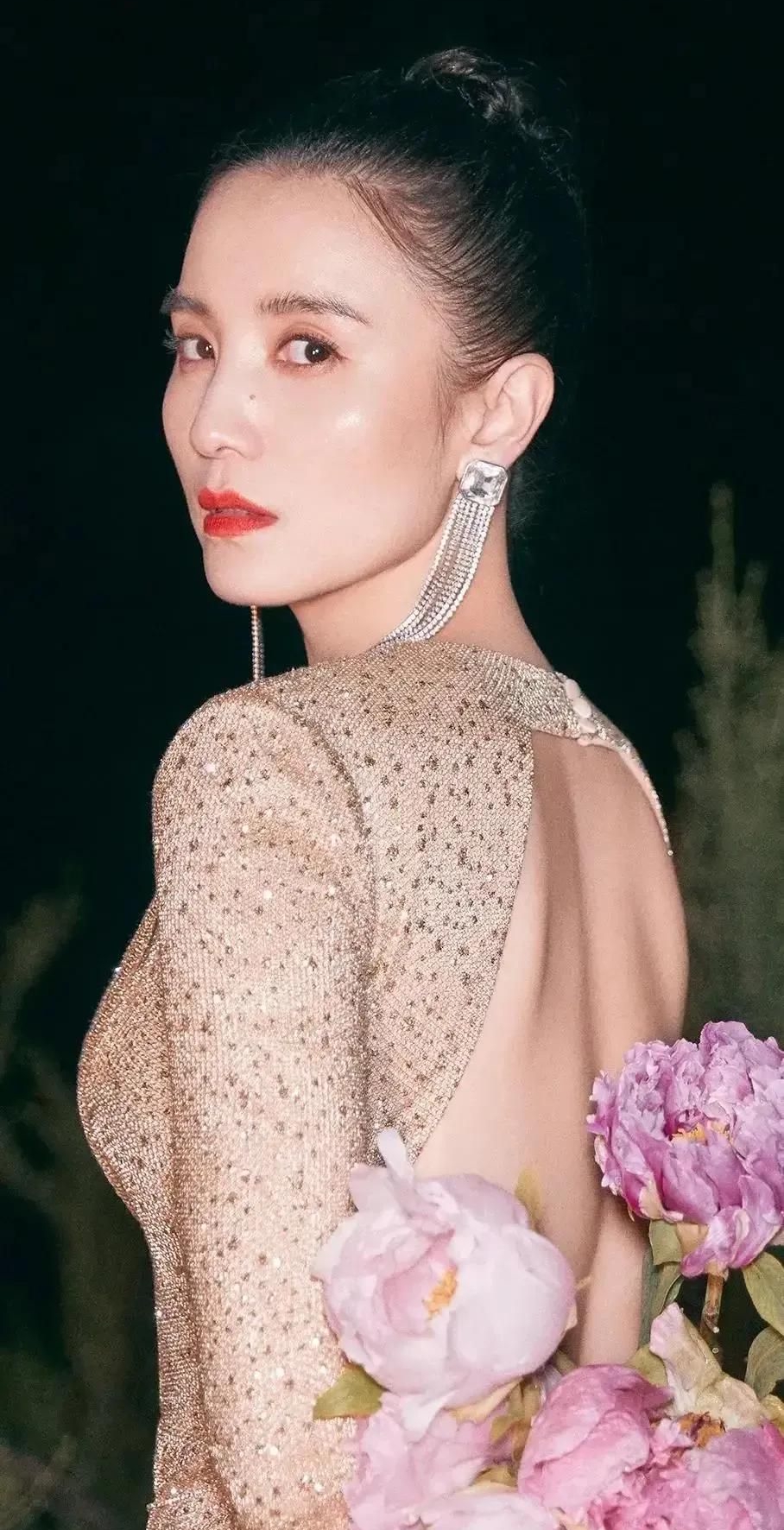 宋佳惊艳美照,芳菲妩媚,美艳大方!__财经头条