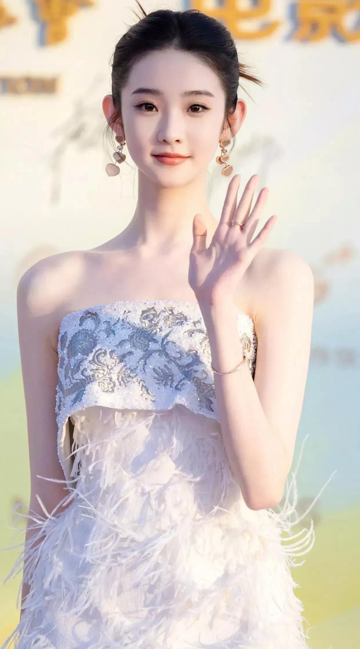 青春靓丽的张亦凡,优雅迷人,尽显迷人风姿!_高清图集_新浪网